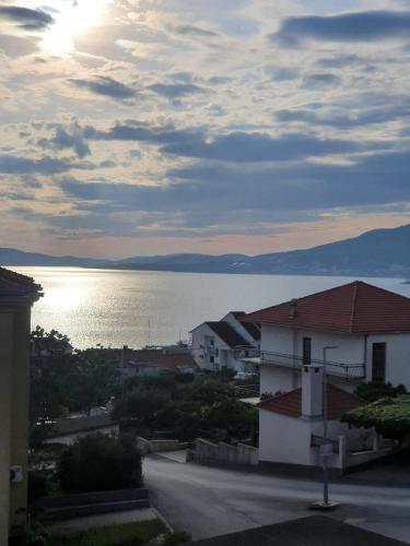 Odlično opremljeni novouređeni apartmani Iva, Okrug Gornji