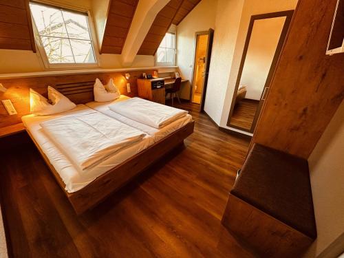 Postel nebo postele na pokoji v ubytování Hotel und Wirtshaus Löwen