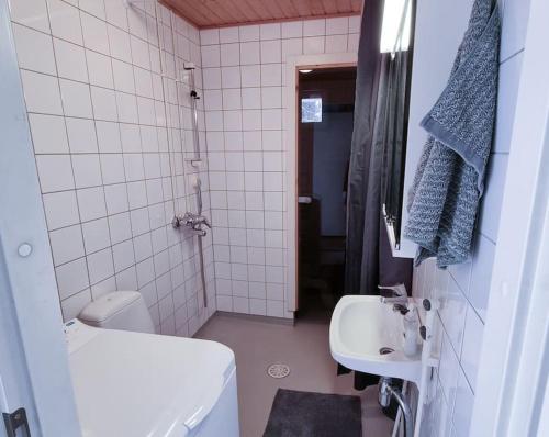 Cozy studio in Tampere for 2 with own Sauna,balcony and a free parking في تامبير: حمام صغير مع حوض ومرحاض