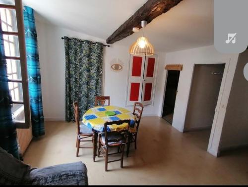 une salle à manger avec une table et des chaises dans une pièce dans l'établissement Chez Mamy Dée 3, à Castellane