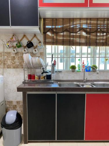 Η κουζίνα ή μικρή κουζίνα στο Gemilang Guesthouse