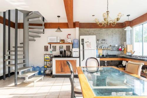 een keuken met een zwembad in het midden van een kamer bij Patz Houz Hostel in Florianópolis