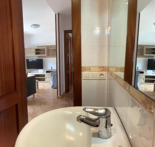a bathroom with a white sink and a mirror at Viviendas Vacacionales en el centro de Valleseco in Valleseco