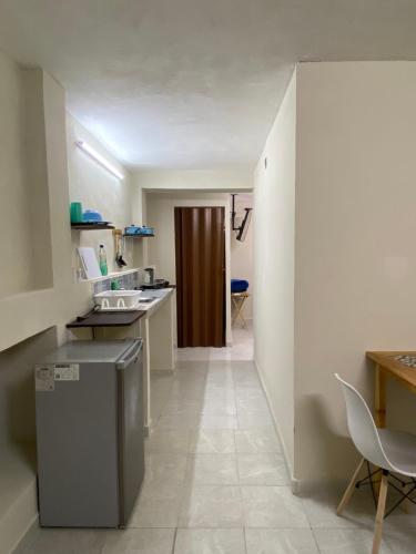 eine Küche mit Spüle und Arbeitsplatte in der Unterkunft Garra Charrua in Mérida