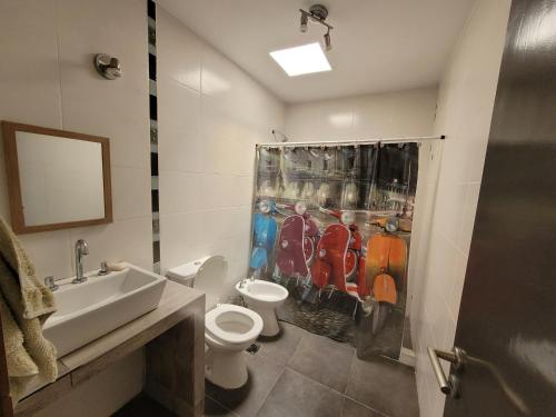 La casita de la 5ta في ميندوزا: حمام مع مرحاض و لوحة على الحائط