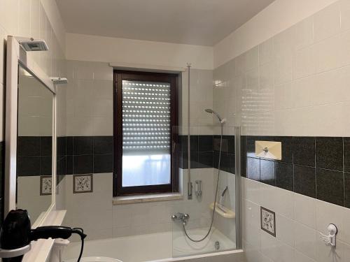 uma casa de banho com um chuveiro e um lavatório. em Calamaterdomini a 2 passi dal mare em Brindisi