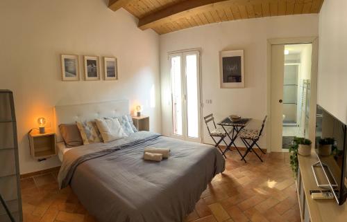 Un pat sau paturi într-o cameră la Appartements dans agréable maison de ville centre historique de Rimini