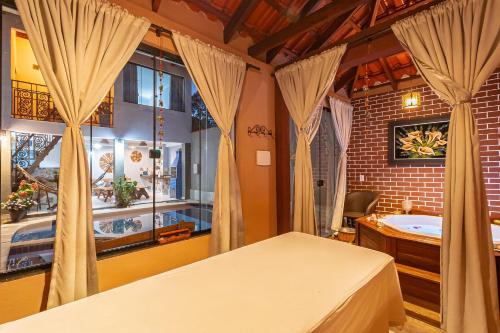 Una cama o camas en una habitación de SPA&Hospedagem Giovannini