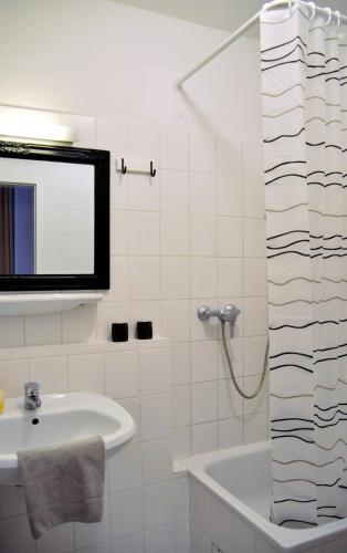 a bathroom with a sink and a bath tub at Ort Lemkenhafen Bolle in Fehmarn