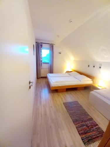 Habitación grande con 2 camas y puerta en APARTMÁNY za SNĚŽNÍKEM en Dolní Morava