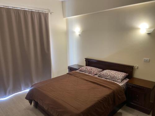 una camera con un letto con due cuscini sopra di Bahga Palace 2 Residential Apartments a Hurghada