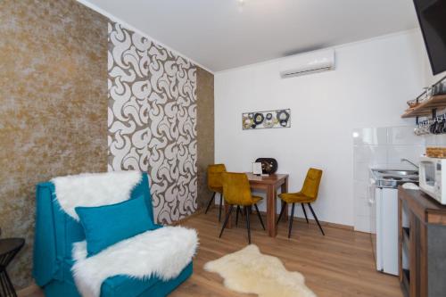 een keuken met een tafel en stoelen in een kamer bij Matic Apartments in Split