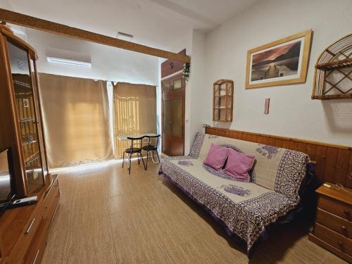 sala de estar con sofá y mesa en Benidorm Bungalow la Siesta A26, en Benidorm