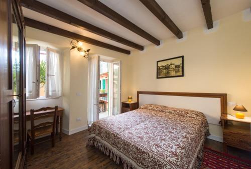 1 dormitorio con cama y ventana en B&B Casa del Lago, en Baveno