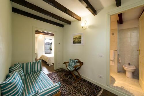 ein Wohnzimmer mit einem Sofa und einem Badezimmer in der Unterkunft B&B Casa del Lago in Baveno