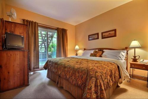 Llit o llits en una habitació de Les Falaises by Rendez-Vous Mont-Tremblant