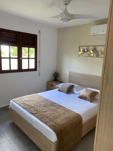 una camera da letto con un letto grande in una stanza di Villa Matouba a Saint-François