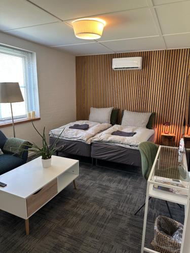 uma sala de estar com uma cama e um sofá em Helts B&B - Helts Guesthouse em Herning