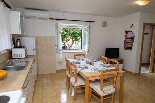 Una cocina o zona de cocina en Apartment Pojatica Sumartin