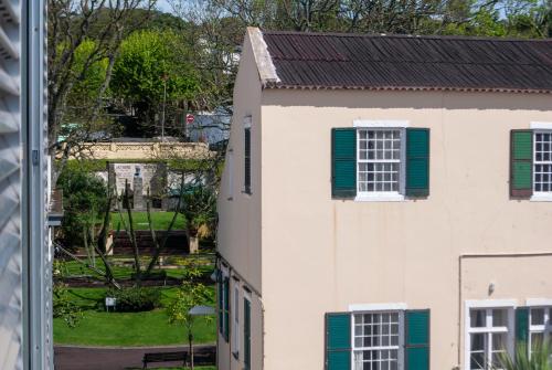 una vista aérea de una casa blanca con persianas verdes en Atlantic Town 3 - Free Parking en Ponta Delgada