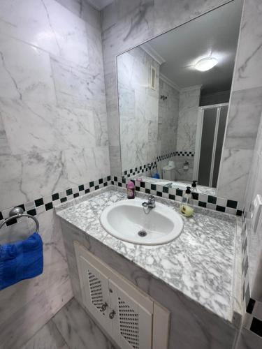 een badkamer met een wastafel en een spiegel bij Villamartin - Las Violetas 555 in Alicante