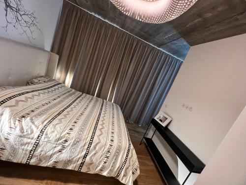 sypialnia z łóżkiem i dużym oknem w obiekcie LEs Écrins de St Louis w mieście Brest