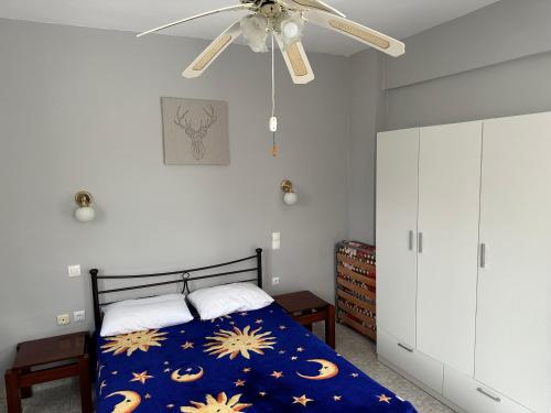 1 dormitorio con 1 cama y ventilador de techo en Welcome in Salamina en Salamina