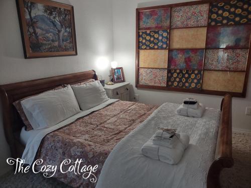 เตียงในห้องที่ Cozy Cottage