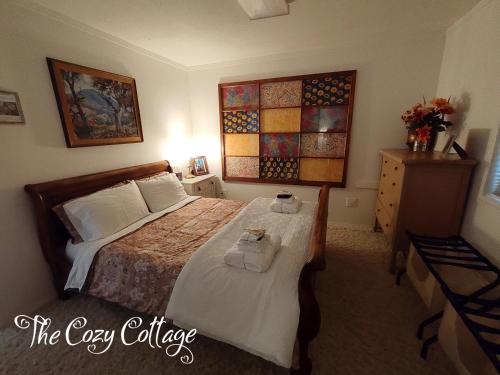a bedroom with a bed and a dresser at Cozy Cottage in Miramonte