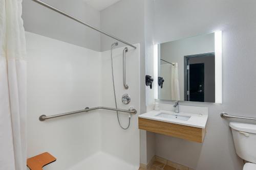 Ένα μπάνιο στο Microtel Inn & Suites by Wyndham Manchester - Newly Renovated