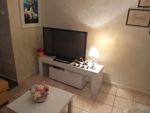 Una televisión o centro de entretenimiento en Villa Mare Apartments