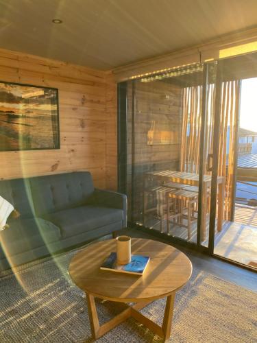 a living room with a couch and a coffee table at Cabañas La Matanza in Matanzas