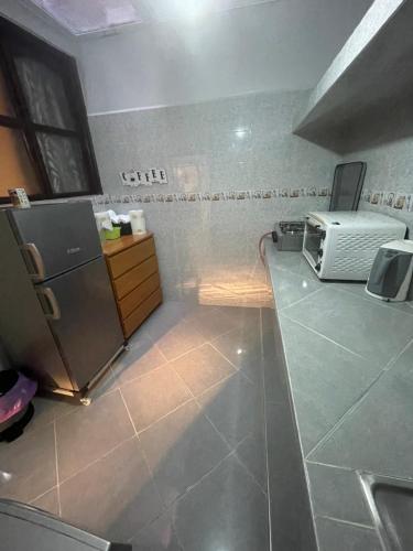 uma cozinha com um balcão com uma torradeira e um aparelho em Cap Juby Apartment 1 em Villa Bens