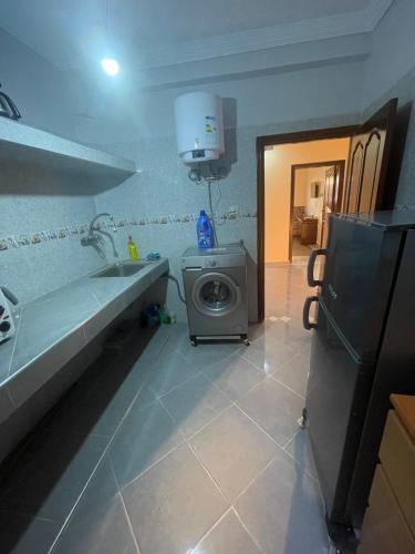 La salle de bains est pourvue d'un lave-linge et d'un lavabo. dans l'établissement Cap Juby Apartment 1, à Tarfaya