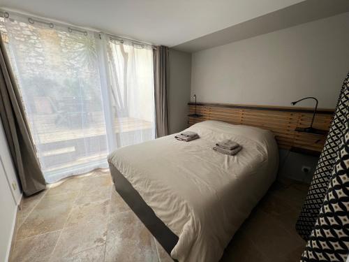 - une chambre avec un lit et une grande fenêtre dans l'établissement Maison T4 centre ville et plage, à Balaruc-les-Bains