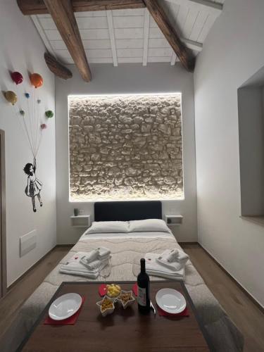Un dormitorio con una cama con una mesa y una pintura en B&B La casa di Ale, en Verona