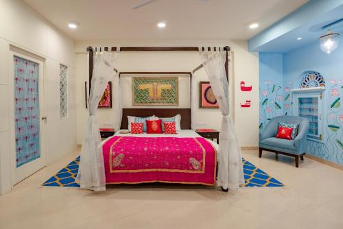 una camera da letto con un letto e una sedia blu di Mangalmayee Heritage Home - Boutique Homestay a Jaipur