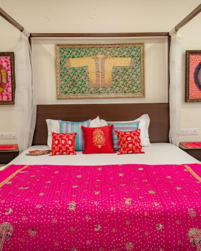 Una cama o camas en una habitación de Mangalmayee Heritage Home - Boutique Homestay