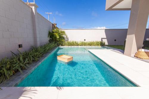 una piscina nel cortile di una casa di Bosque da Praia #29 - Casa em Jacumã por Carpediem a Ceará-Mirim