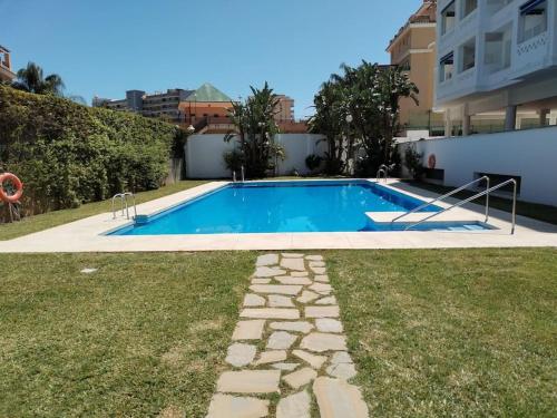 una piscina en el patio trasero de una casa en Apartamento tranquilidad, playa,wifi, en Torremolinos