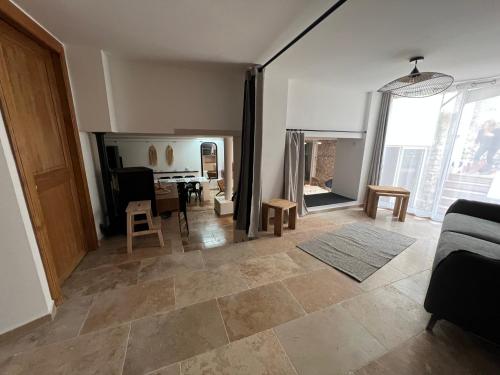 - un salon avec un canapé et une table dans l'établissement Maison T4 centre ville et plage, à Balaruc-les-Bains