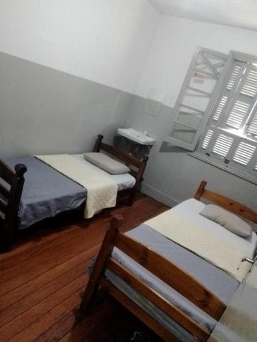 a room with two beds and a ladder in it at Hotel Avenida in Bauru