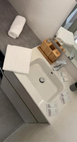 une salle de bain avec un lavabo blanc et un miroir dans l'établissement Appt 4 pers, refait à neuf 2022, terrasse, parking, au Cap d'Agde