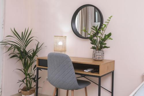 een bureau met een stoel en een spiegel bij Marilia’s apartment in Kanálion