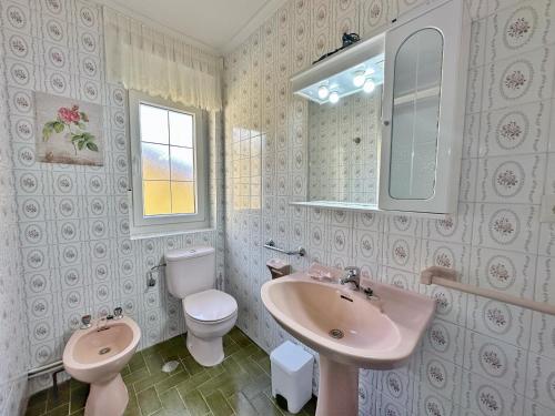 uma casa de banho com um lavatório, um WC e um espelho. em Villa Currina - 7801 em Castillo