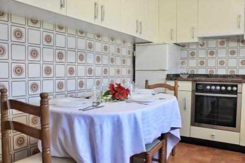 una cucina con un tavolo con una tovaglia bianca di Villa Currina - 7801 a Castillo