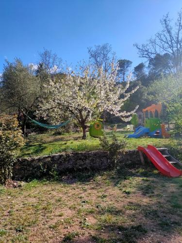Ο χώρος παιχνιδιού για παιδιά στο Cabane des pachous