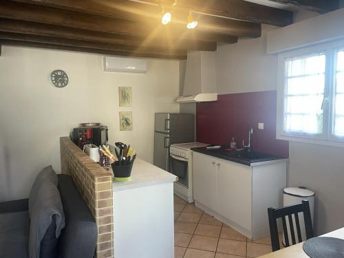 - une cuisine avec un canapé et un comptoir dans une pièce dans l'établissement Gite 