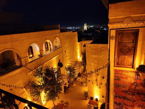 una vista sull'alto di un edificio di notte di ASTARTE HOTEL a Şanlıurfa