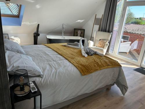1 dormitorio con cama grande y ventana grande en Tam's zolder en Boeschèpe